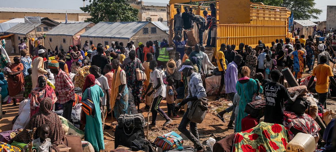 Displaced South Sudanese people arrive at a camp in Upper Nile State. (file)