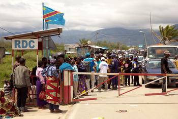 People fleeing violence in eastern DR Congo's Bukavu area, wait to cross the Gatumba border post into Burundi.