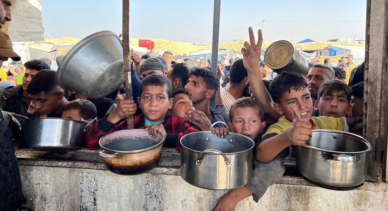 Hot meals are distributed to children in Khan Younis, Gaza.