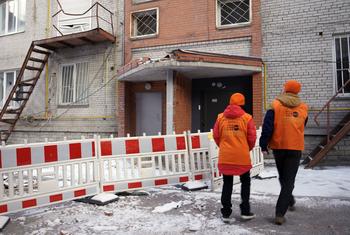 UNFPA’s mobile psychosocial support teams travel across Ukraine, including to the front lines, offering immediate emergency interventions as well as access to longer-term assistance.