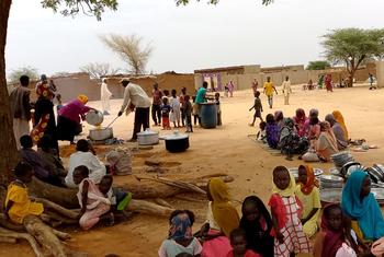 Families in Zamzam camp gather to receive a meal provided by the camp's Emergency Response Room (August 2024).