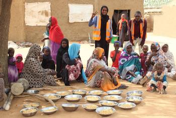 A youth-led emergency response room in Abu Shouk camp provides food for displaced people.