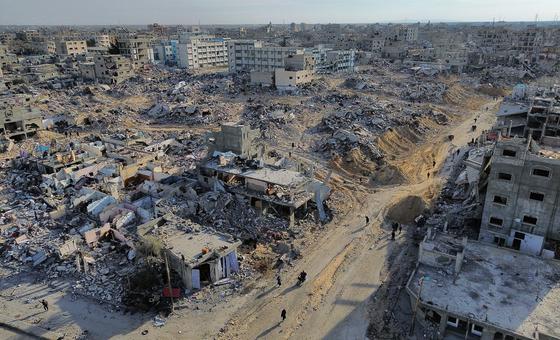 People return to their homes amidst the destruction of post-ceasefire Gaza.