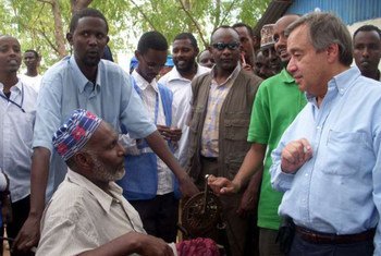 High Commissioner Guterres (right) talks to a disabled refugee leader during a visit in August 2009 to the Hagadera camp, Dadaab