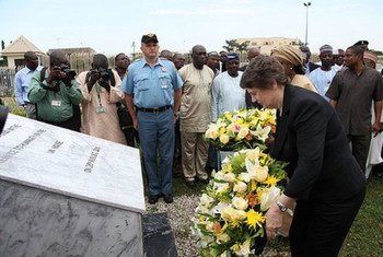 UNDP chief Helen Clark lays a wreath at the damaged UN headquarters in Abuja, Nigeria