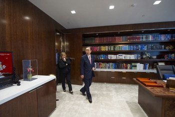 Secretary-General Ban Ki-moon (right), accompanied by Chef de Cabinet Susana Malcorra, returning to his usual office at the completion of renovation.